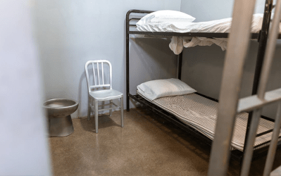 Travailleurs indépendants en détention : suspension des indemnités d’incapacité de travail